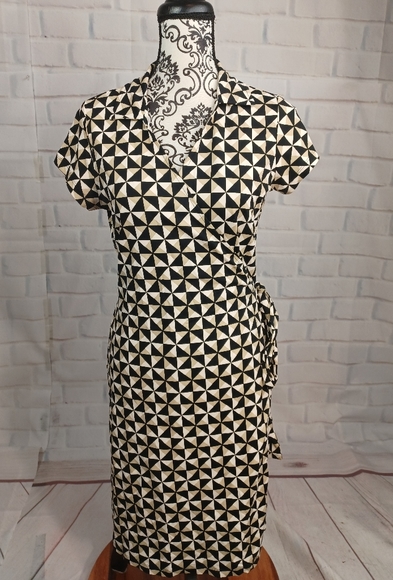 J. McLaughlin women's short sleeve stretch knit geo print wrap dress sz m b30